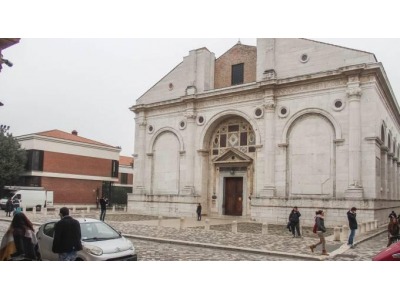 Rimini. Il Vescovo Francesco apre la Porta Santa alla Caritas
