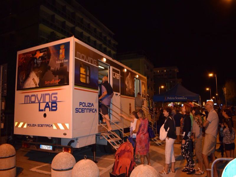 Il tour estivo del ‘Moving Lab’ della Polizia di Stato approda a Rimini