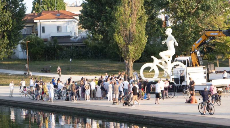 Rimini. Le braccia al cielo con Pantani. Ecco la statua dedicata al Pirata «Rimini in tv grazie al Tour in duecento paesi del mondo»